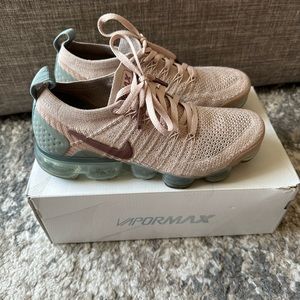Nike vapormax size 7 women. Rose pink color